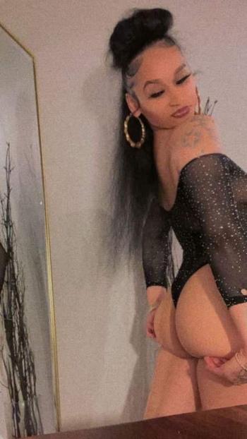 ARi, 26  female escort, Olympia