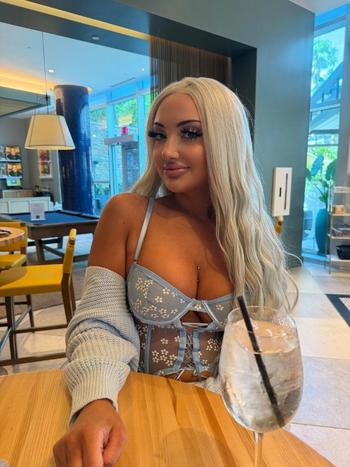Khloeee, 24  female escort, Olympia